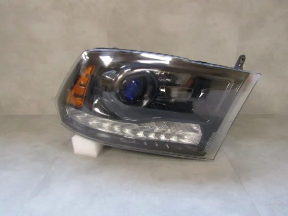 LAMPA PRZÓD DODGE RAME 1500 REBEL LIFT ZWYKŁA SOCZEWKA 16- RH Popularny