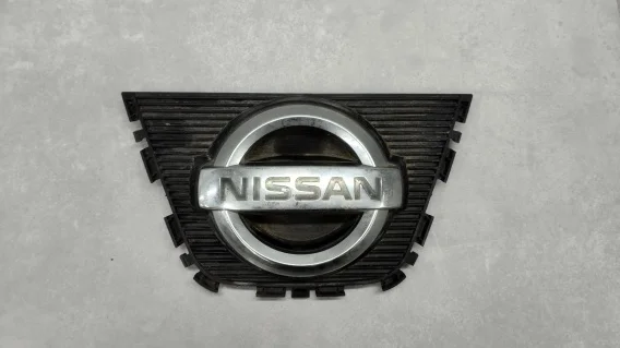 Znaczek emblemat logo grill przód NISSAN QASHQAI I J10 LIFT 09- Popularny